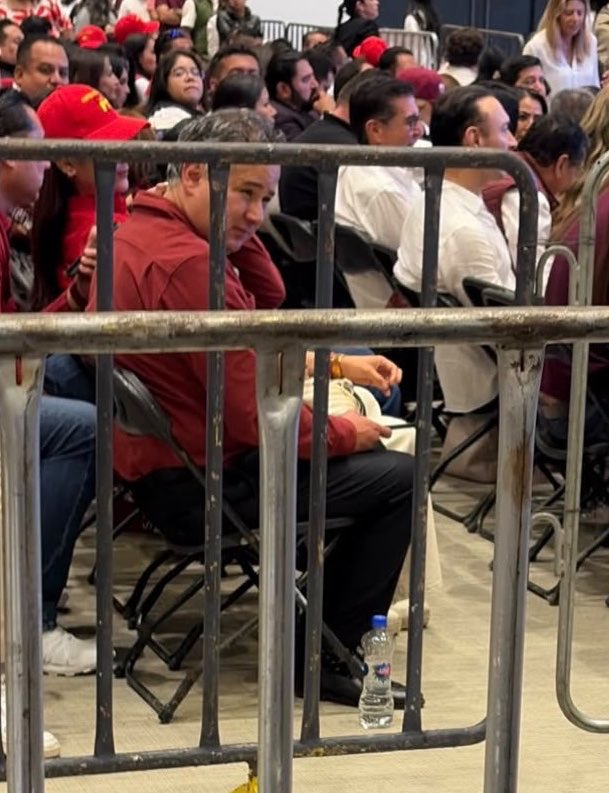 GildoGarzaMx's tweet photo. 🔴#México | Dos fotografías. Una postal política.

Santiago Nieto (@SNietoCastillo) quien convocó y presumió la movilización de Morena para recibir a Claudia Sheinbaum (@Claudiashein) terminó sentado entre el público, detrás de las vallas.

Mauricio Kuri (@makugo) el gobernador panista al que Morena y sus sectores más duros golpean un día sí y otro también, caminando junto a la Presidenta en el evento republicano de rendición de cuentas.

No hacen falta veinte párrafos.

Uno lleva meses presumiendo que ya manda en #Querétaro

El otro simplemente apareció caminando junto a la Presidenta.

Hay fotografías que necesitan explicación.

Éstas no.