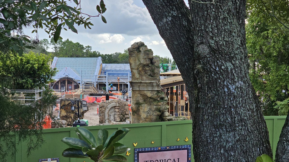 DrewDisneyDude's tweet photo. Tropical Americas construction continues at an impressive rate at Disney’s Animal Kingdom!

The entrance archway, carousel roof, central fountain, and quick-service restaurant facade all have recently formed. 🔥 https://t.co/lmvXHbsU2X