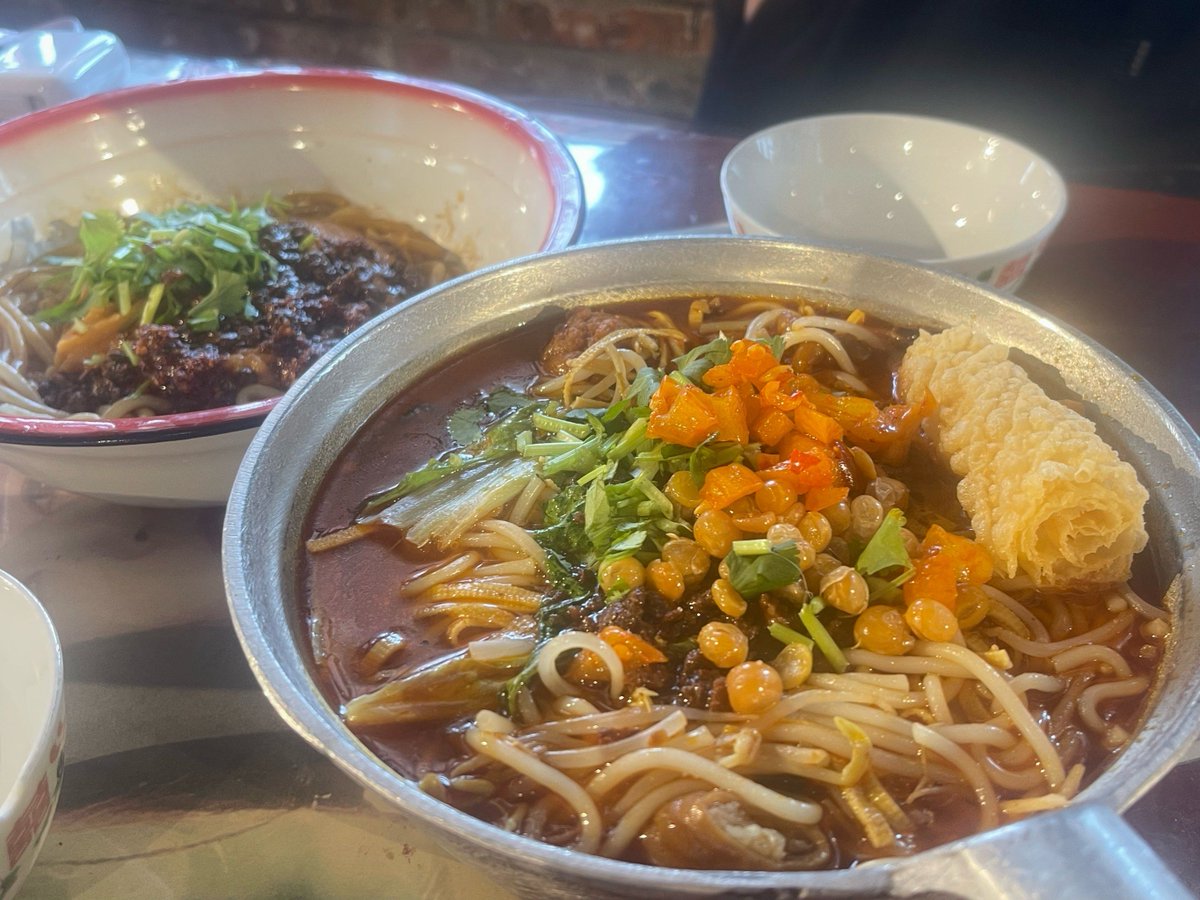 kyosilv412's tweet photo. Late-night snack shop’s last order of hot soba just hit the table—steam curling, broth warming the core, no rush, no noise, just a quiet small joy for anyone still walking the city’s late lanes. https://t.co/xxd21Xg1IZ