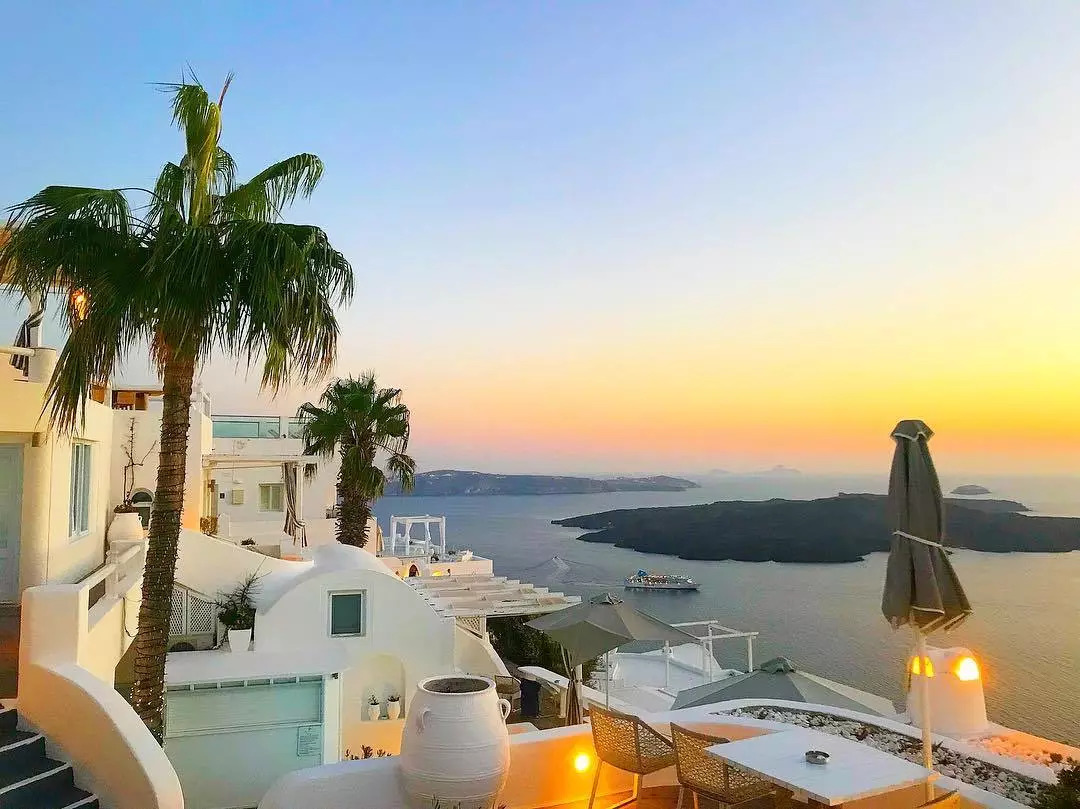 Black_Cow_'s tweet photo. Chasing golden sunset over Santorini’s white domes—salt in the air, that perfect quiet thrill when the sky melts into the Aegean. No filter needed, just a moment that sticks https://t.co/inUJjDuLRP