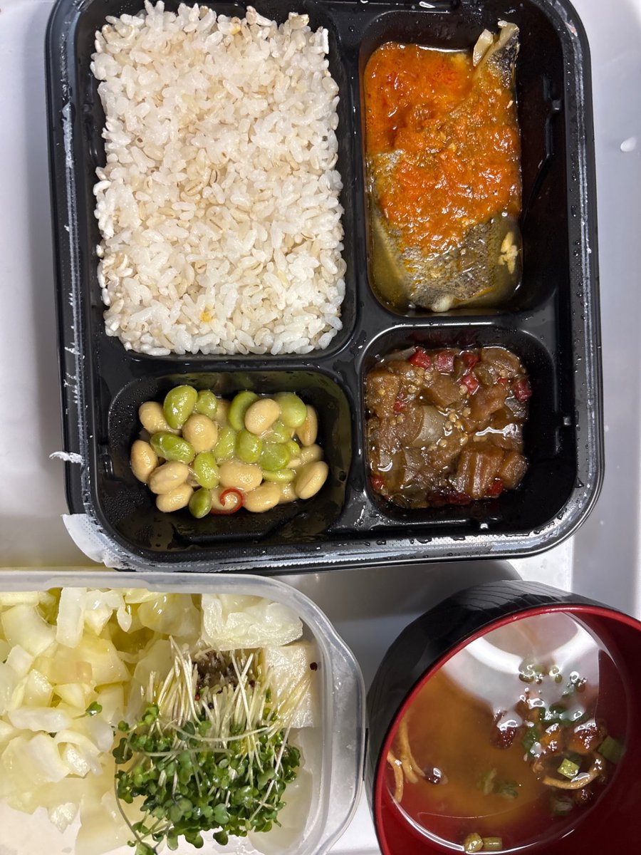TY244_ty's tweet photo. もち麦入り玄米ごはん, タラのトマトソースがけ, 枝豆と大豆の和え物, ナスのピリ辛炒め, キャベツとブロッコリースプラウトのサラダ, なめこの味噌汁 https://t.co/Y3er2LUGYy