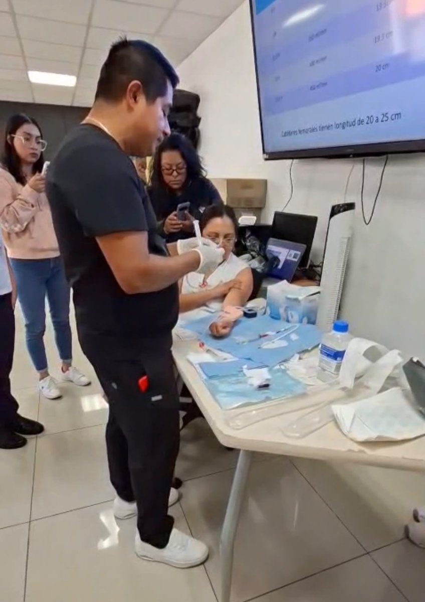 FenoUnam's tweet photo. Como parte del Diplomado “Competencias de Enfermería en Terapias de Soporte Renal”, se llevó a cabo el Taller de Simulación Clínica de Accesos Vasculares en Terapias Dialíticas, en las instalaciones del Centro de Enseñanza Clínica Avanzada (CECA) de la Facultad. https://t.co/xk2JnJSrwJ