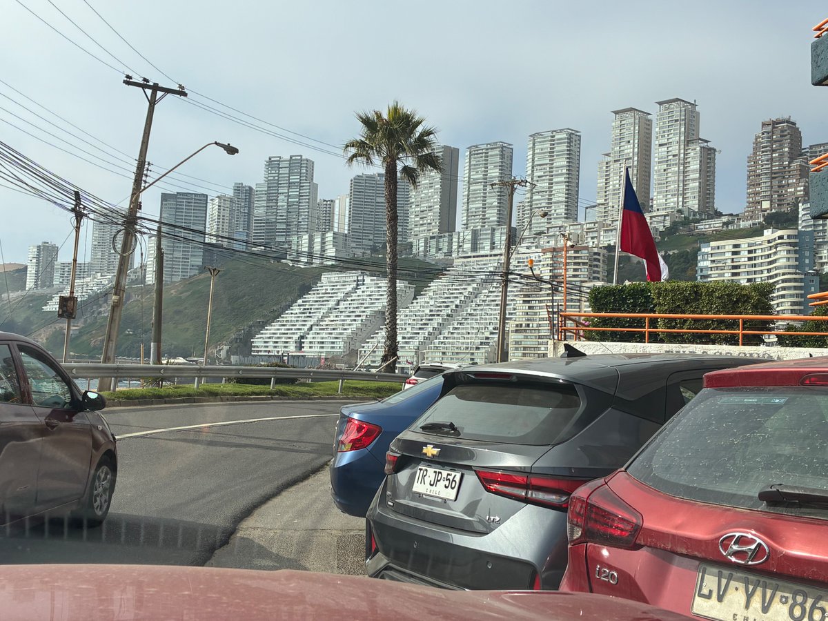 mmlagoscc's tweet photo. Muy impactada por la destrucción de la costa entre viña y concón. Han reproducido un desarrollo salvaje y radical de rascacielos sobre las dunas con una densidad que hace imposible la calidad de vida del turismo y de sus habitantes. Un modelo de desarrollo que lleva a todo tipo de enfermedades sociales. Supongo que eso es el triunfo de modelo de los Chicago boys. Demás está decir que ese modelo fue probado en las costas del Mediterráneo y se ha probado que los lugares con el  tiempo pierden valor y tienen una my mala vejez. La gente termina abandonando esos lugares.