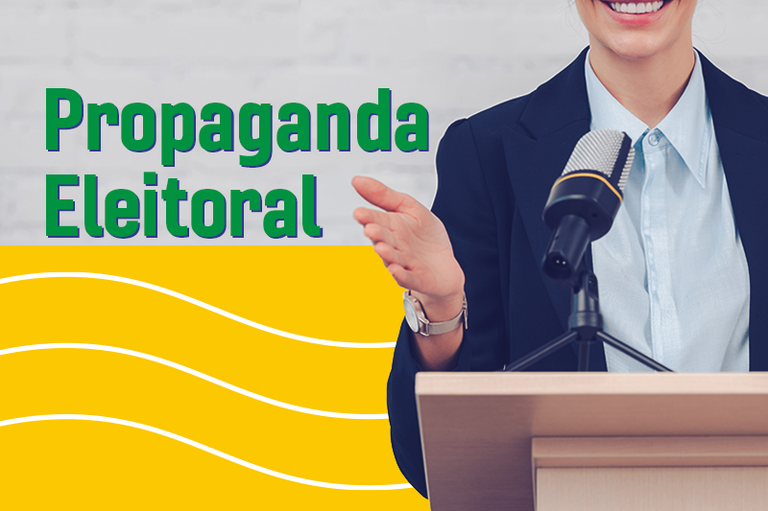 Imagem promocional em formato horizontal sobre propaganda eleitoral. À direita, vê-se o torso de uma pessoa sorridente usando terno escuro e camisa social clara, posicionada atrás de um púlpito de madeira com um microfone fixado à sua frente e a mão direita estendida em um gesto de oratória. O fundo da imagem é dividido em duas partes: o topo é cinza claro com textura de tijolos, e a metade inferior é amarela com linhas onduladas brancas. Do lado esquerdo, sobrepostos ao fundo, destacam-se os textos "Propaganda" em verde e, logo abaixo, "Eleitoral" também em verde, ambos destacados em caixa-alta e negrito com contornos suaves em azul. Foto: Comunicação/MPF.