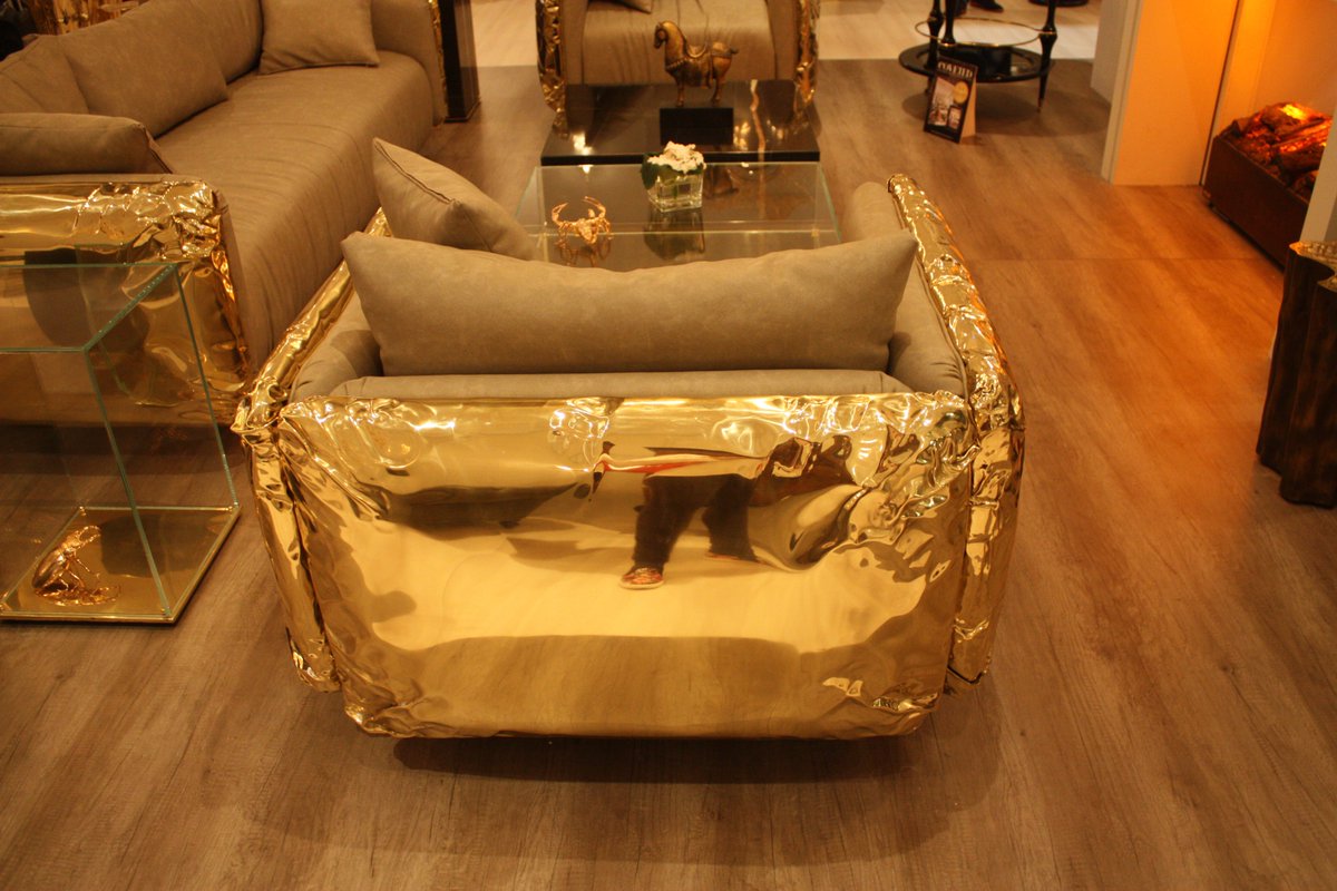 homeditcom's tweet photo. Boca do Lobo’s Imperfectio Sofa wraps soft neutral upholstery in a sculptural gold shell with an irregular, hand-worked finish. Furniture becomes art in this bold living room design. @bocadolobo 

https://t.co/GsPI4g2PrY – Interior Design Ideas 2008

#Homedit #FurnitureDesign https://t.co/R3yeUXz5bL