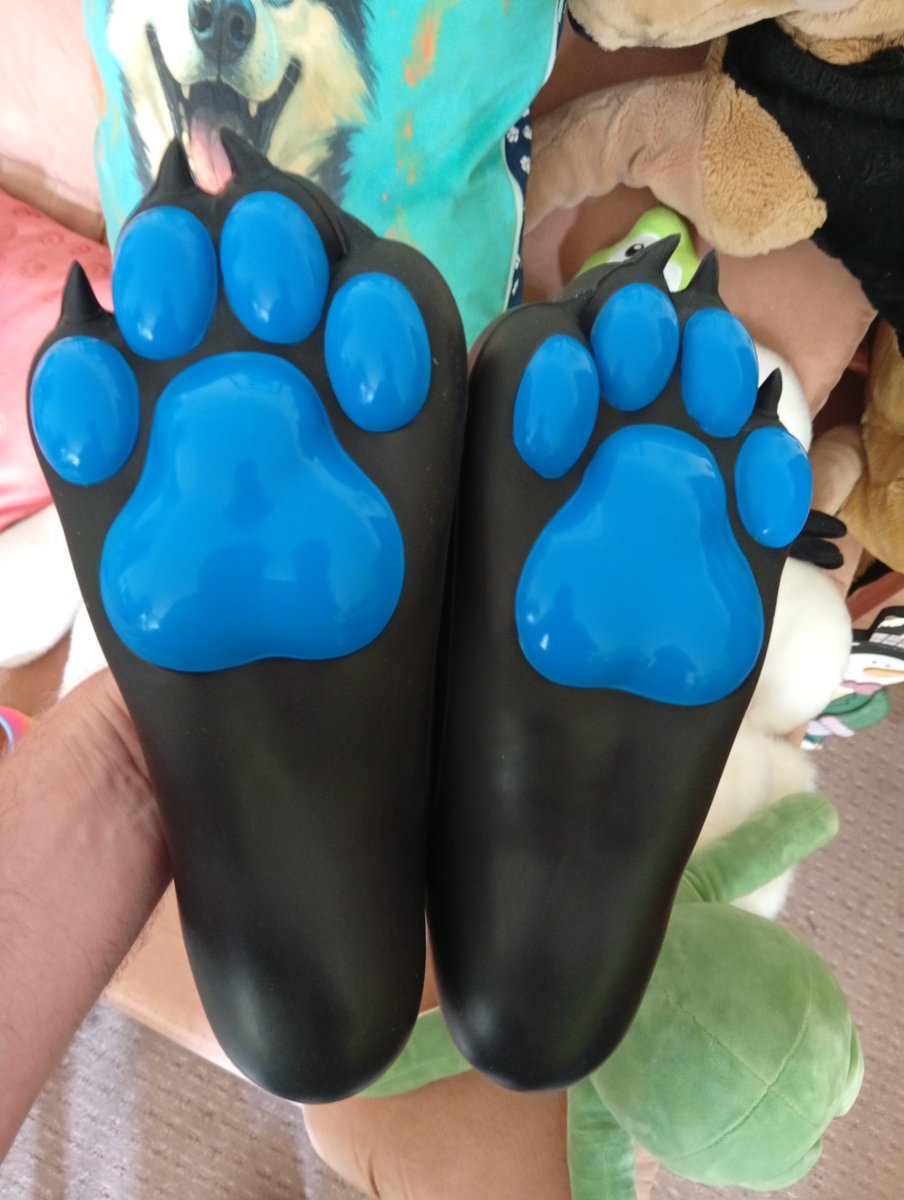 DeweyTheHusky's tweet photo. @DerechoYeen @furrjoi01 And now my new silicon feet paws 😍 from Furrjoi 🔥🤩 https://t.co/gqcZhB0SbV