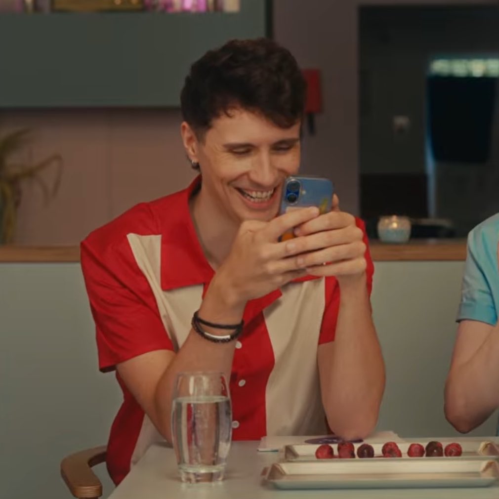 snaillester's tweet photo. just giddy as fuck scrolling through his boyfriends phone as there is a picture of him still in his boyfriends phone case https://t.co/2zdwB8z3sM