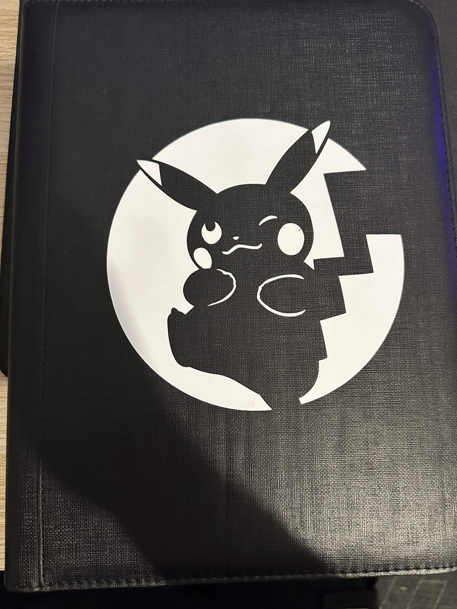 love_bouboubou's tweet photo. #Binder #pikachu de mon chéri @Nicoaxn qui est un grand GRAND fan de pikachu ! 
. 
Je vous partage ma page préfèrée de son binder !
.
Il cherche en priorité les pikachu des worlds si certains en possède à vendre !
. 
#Pokemon #collection #tcg https://t.co/rp4igT1ElC
