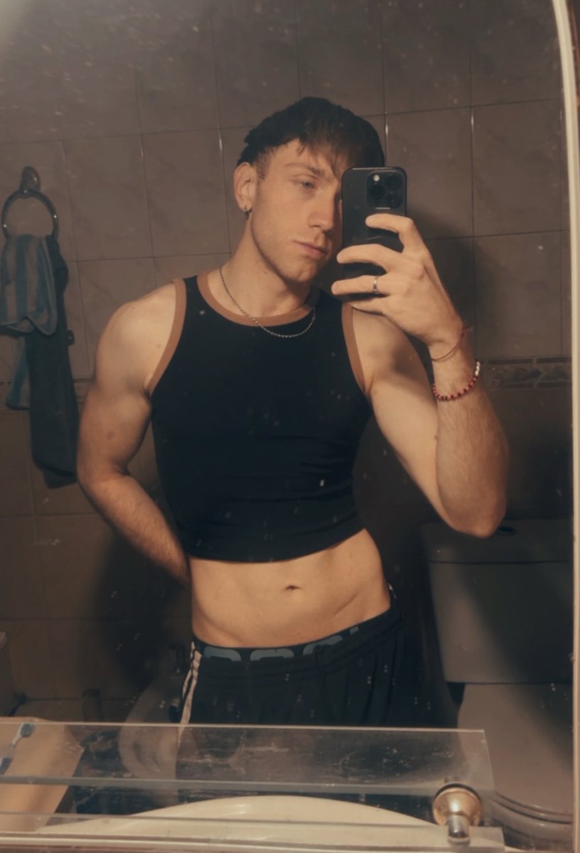 TobiLab13's tweet photo. Bancan el outfit? https://t.co/2j4Rmp4q5X