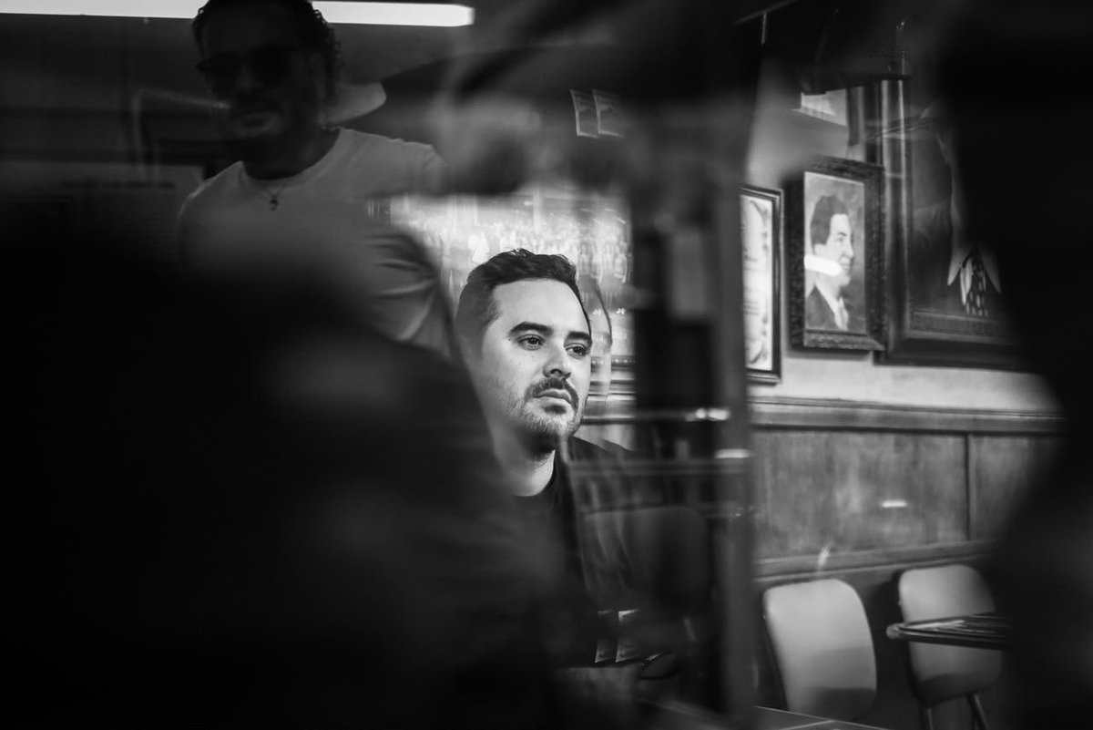 Elfanfatal's tweet photo. Hay lugares en Medellín donde el tiempo no pasa, se sirve en copa doble y se escucha en 78 RPM. Pararse afuera del Málaga para entender que la música es memoria y que no importa qué tan pesada estuvo la semana, la música siempre nos devuelve al lugar correcto. 

#Elfanfatal 🟠 https://t.co/ea08X3Kgag