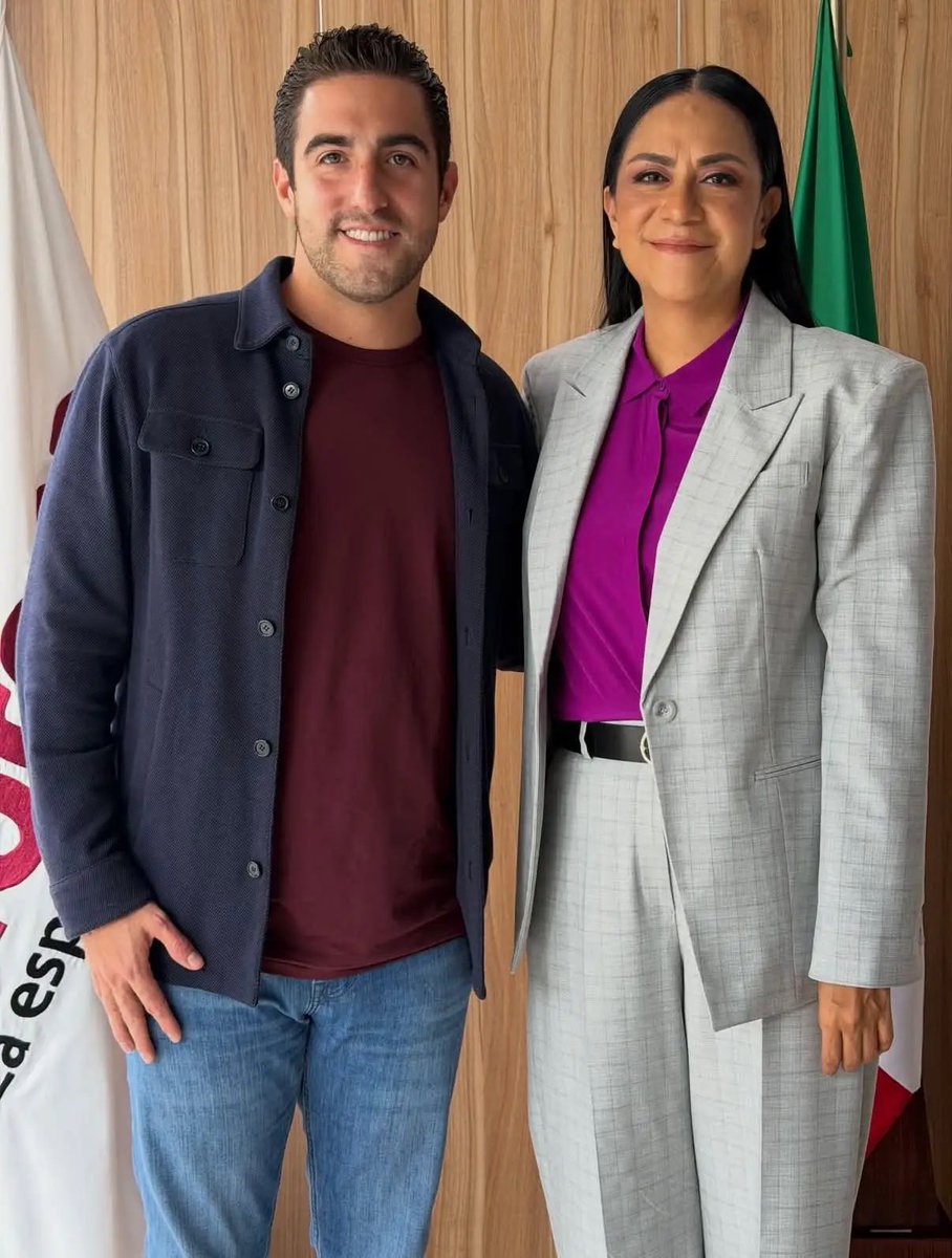 GinoSeguraV's tweet photo. Hoy me reuní con nuestra Presidenta del Comité Nacional de @PartidoMorenaMx. Platicamos sobre las tareas y responsabilidades de la Coordinación Estatal en Defensa de la Transformación y la Soberanía Nacional.

Cuente conmigo Presidenta @A_MontielR para trabajar en las tareas organizativas у consolidar la unidad del movimiento en Quintana Roo.