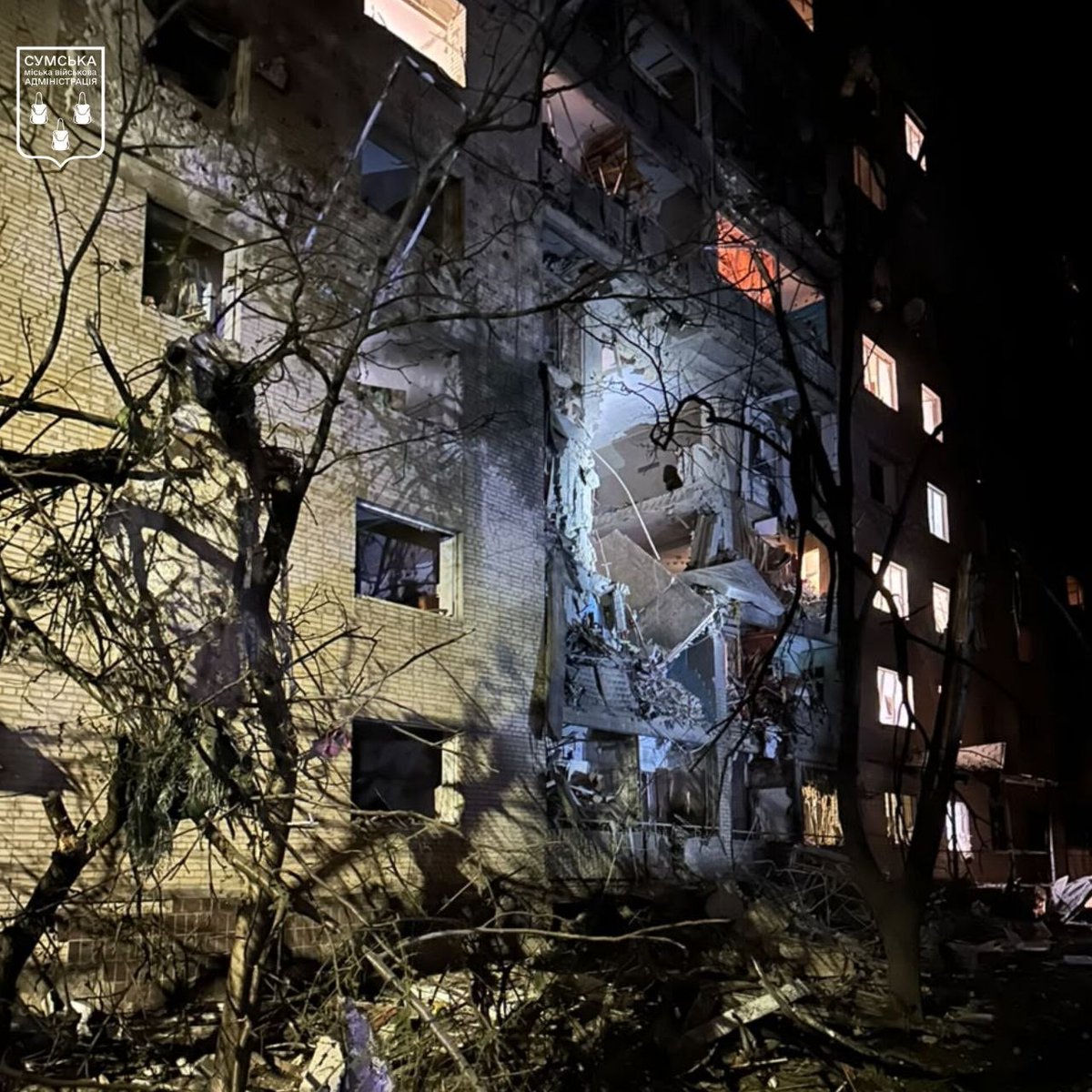 den_kazansky's tweet photo. Russians dropped an aerial bomb on multi-story buildings in Sumy. Many people injured, and trapped under rubble.

A targeted attack on civilians. https://t.co/JjXQ1gRsrO