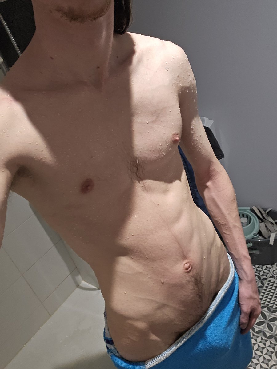 Apexiolo's tweet photo. Je sors de la douche, dommage que personne n'était avec moi 
#nsfwtwtًً #bwc #horny https://t.co/7xqJa62RBz
