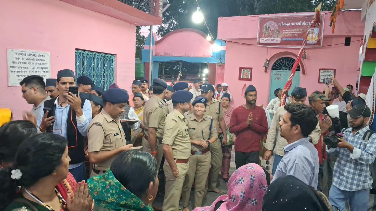 PoliceBageshwar's tweet photo. 🚨 #बागेश्वर_पुलिस: ऐतिहासिक कोट भ्रामरी मेले की सुरक्षा व्यवस्थाएं चाक-चौबंद, पुलिस अधीक्षक ने लिया जायजा! 🚨
#BageshwarPolice #UttarakhandPolice #KotBhramariMela #SecurityCheck #MelaDuty #SafetyFirst #PublicService https://t.co/Wrdtc50Cwq