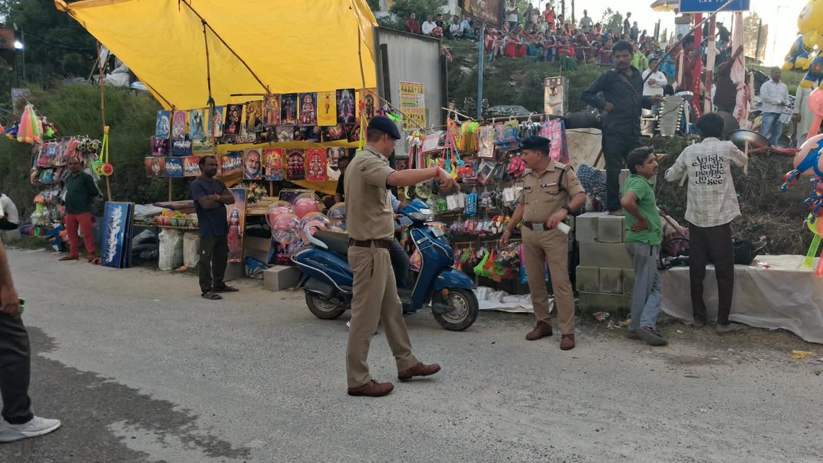 PoliceBageshwar's tweet photo. 🚨 #बागेश्वर_पुलिस: ऐतिहासिक कोट भ्रामरी मेले की सुरक्षा व्यवस्थाएं चाक-चौबंद, पुलिस अधीक्षक ने लिया जायजा! 🚨
#BageshwarPolice #UttarakhandPolice #KotBhramariMela #SecurityCheck #MelaDuty #SafetyFirst #PublicService https://t.co/Wrdtc50Cwq