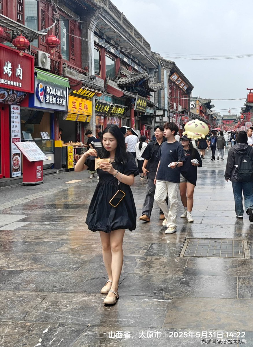 jjmini_8's tweet photo. A rainy afternoon in the city brings out the best little moments—this street corner vibe hits different every time. https://t.co/jZToDUuBoI