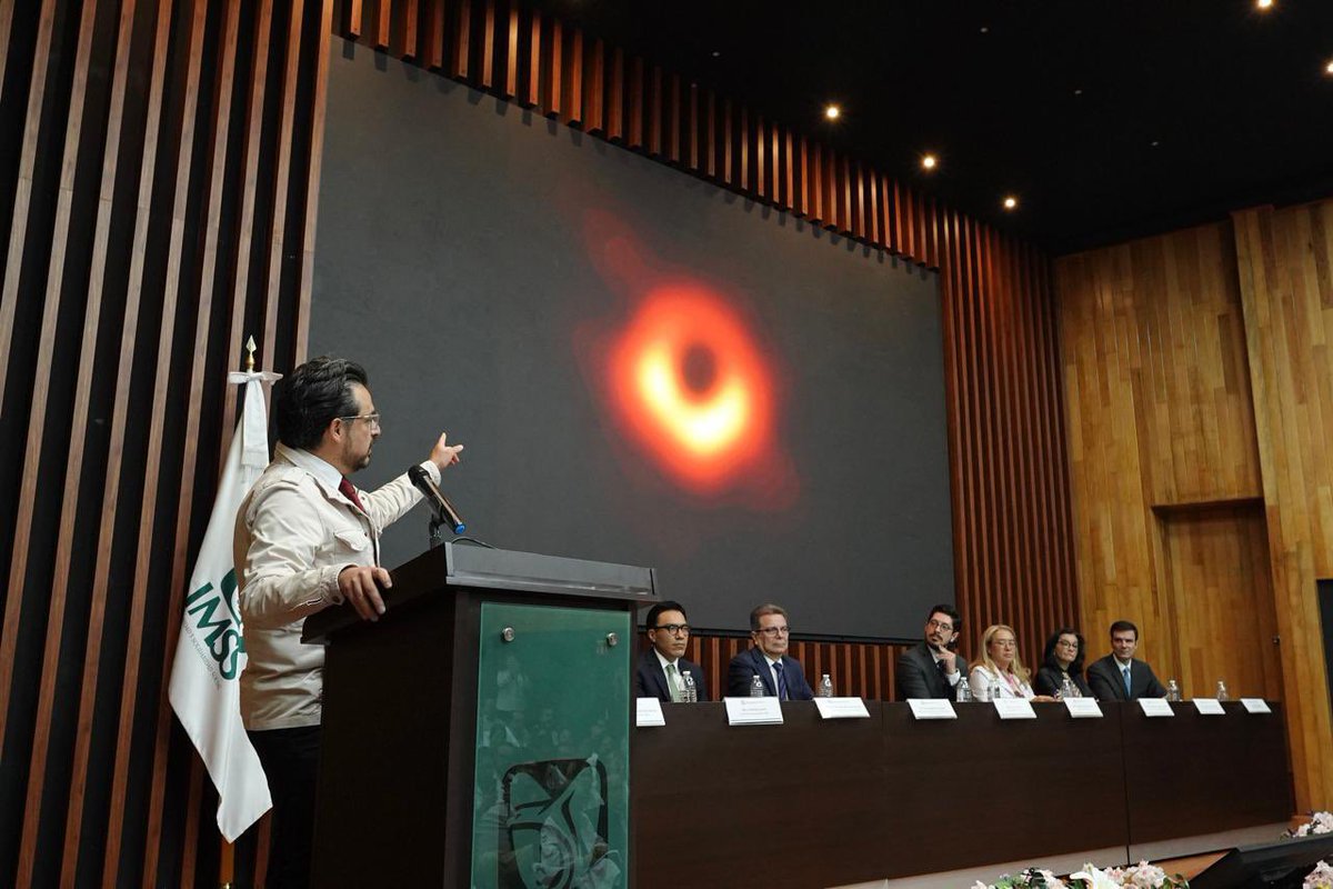 zoerobledo's tweet photo. ¡El IMSS también es investigación científica! 

🔬Y hoy dimos un siguiente paso para fortalecer la investigación clínica con la firma de un convenio con @amchammexico, con el que ponemos en marcha el Programa de Fortalecimiento y Desarrollo de la Investigación Clínica Patrocinada en el IMSS 2026-2030, con una inversión potencial de 767 millones de pesos.

@Tu_IMSS tiene una capacidad única para hacer investigación: miles de unidades médicas, hospitales, Unidades Médicas de Alta Especialidad, millones de atenciones diarias y el Expediente Clínico Electrónico más grande de América Latina. Pero no podemos hacerlo todo solos. Por eso sumamos esfuerzos con la iniciativa privada, la academia y la industria. Gracias @PedroCasas. 🏥

¿Y todo para qué? Para nuestra gente. Para generar más investigación sobre diabetes, hipertensión, enfermedades renales, cáncer, enfermedades raras y padecimientos neurológicos, y convertir el conocimiento en mejores oportunidades de atención. 💚🦅