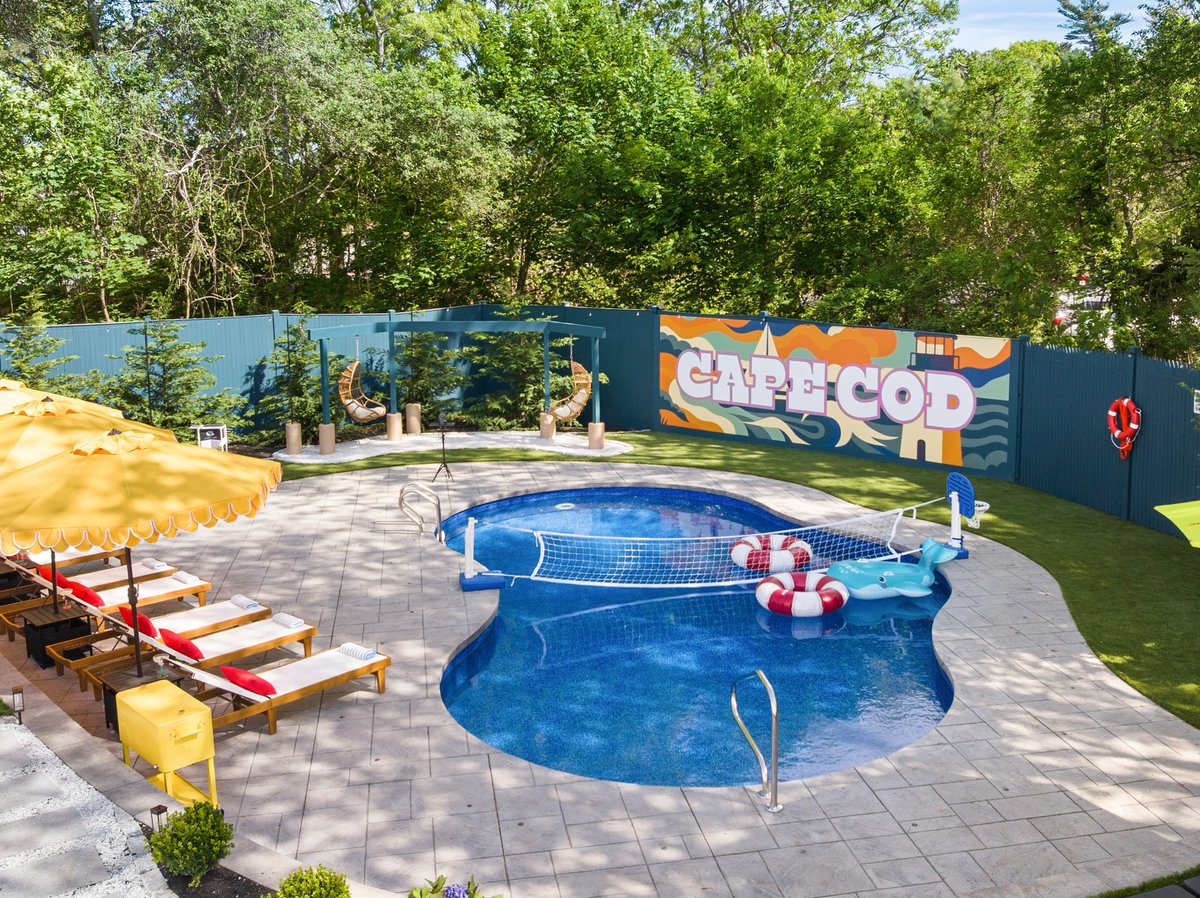 funkitco's tweet photo. This Cape Cod gem was made for a 4th of July weekend 🇺🇸⭐️

In STR design, exterior design and landscape design carry as much weight as interior design.

#airbnbdesign #rentalproperty https://t.co/1gOOLfoyuN