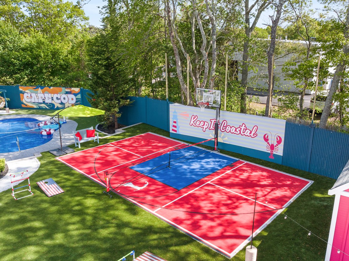 funkitco's tweet photo. This Cape Cod gem was made for a 4th of July weekend 🇺🇸⭐️

In STR design, exterior design and landscape design carry as much weight as interior design.

#airbnbdesign #rentalproperty https://t.co/1gOOLfoyuN