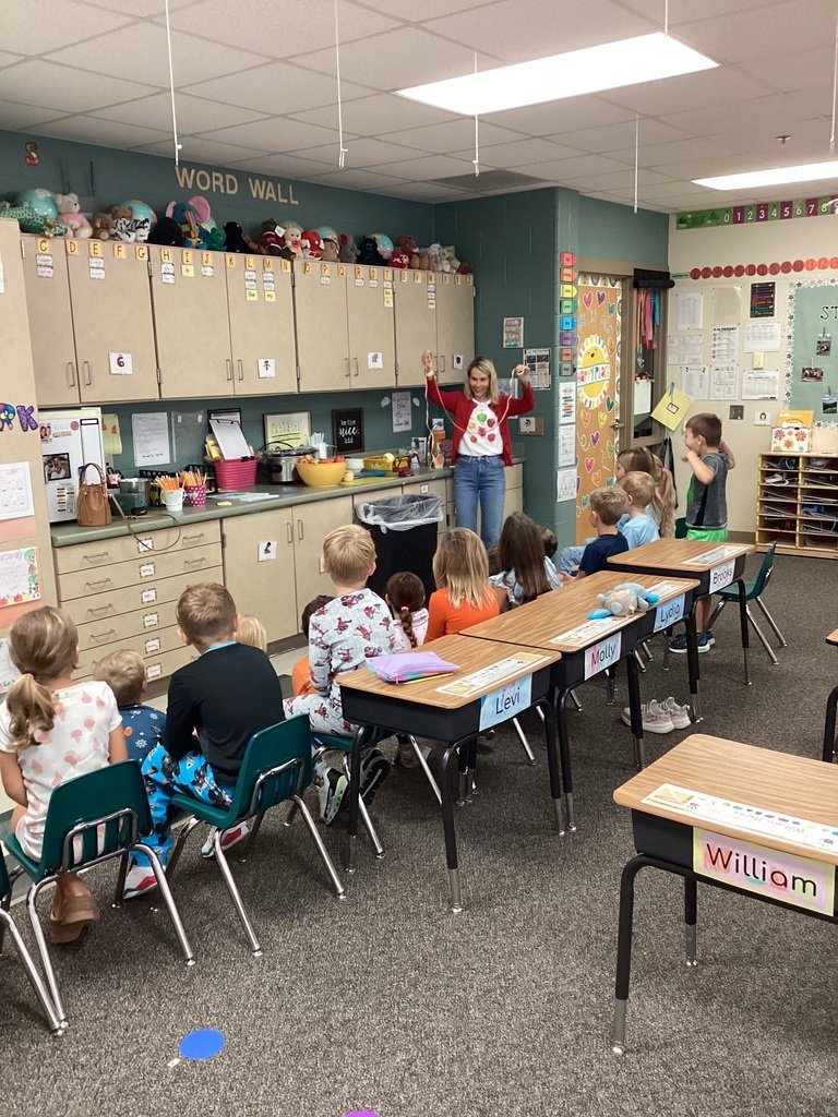 SQThomasElem's tweet photo. First graders enjoyed having a special guest come in and demonstrate a fun way to peel apples! 🍎 https://t.co/EE7y1Bycdu