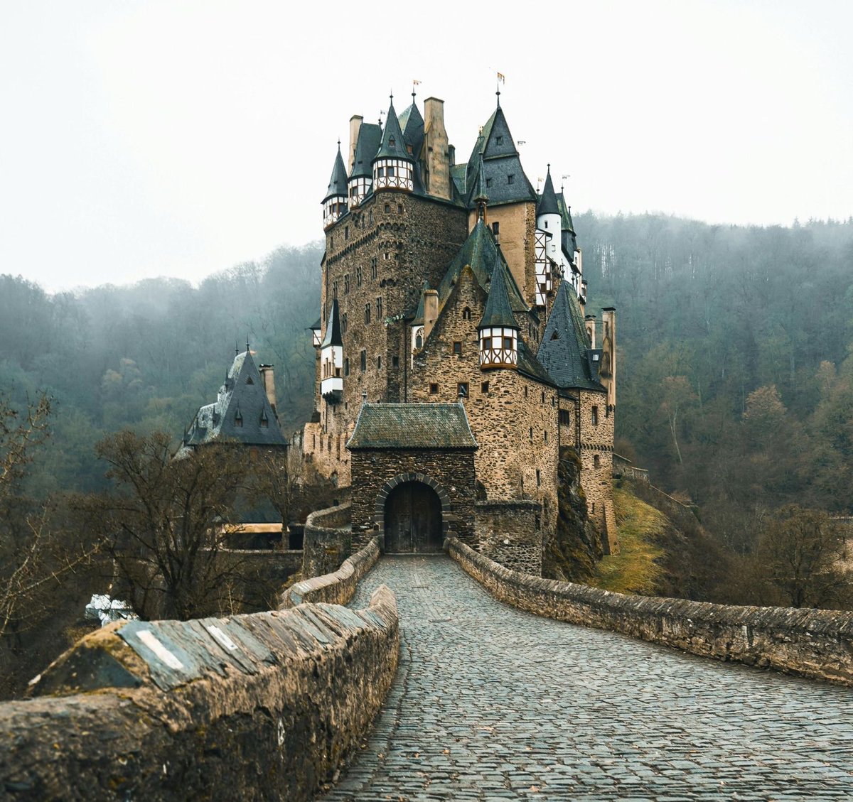 EnsedeCiencia's tweet photo. 🔴 | El Castillo de Eltz, en Alemania, ha permanecido en manos de la misma familia durante más de 850 años y 33 generaciones. Nunca ha sido vendido ni conquistado y todavía pertenece a los descendientes de la familia Eltz. https://t.co/YHW285ifyq