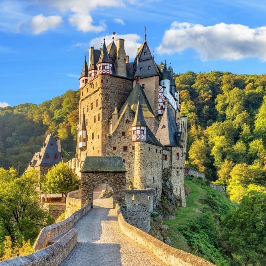 EnsedeCiencia's tweet photo. 🔴 | El Castillo de Eltz, en Alemania, ha permanecido en manos de la misma familia durante más de 850 años y 33 generaciones. Nunca ha sido vendido ni conquistado y todavía pertenece a los descendientes de la familia Eltz. https://t.co/YHW285ifyq