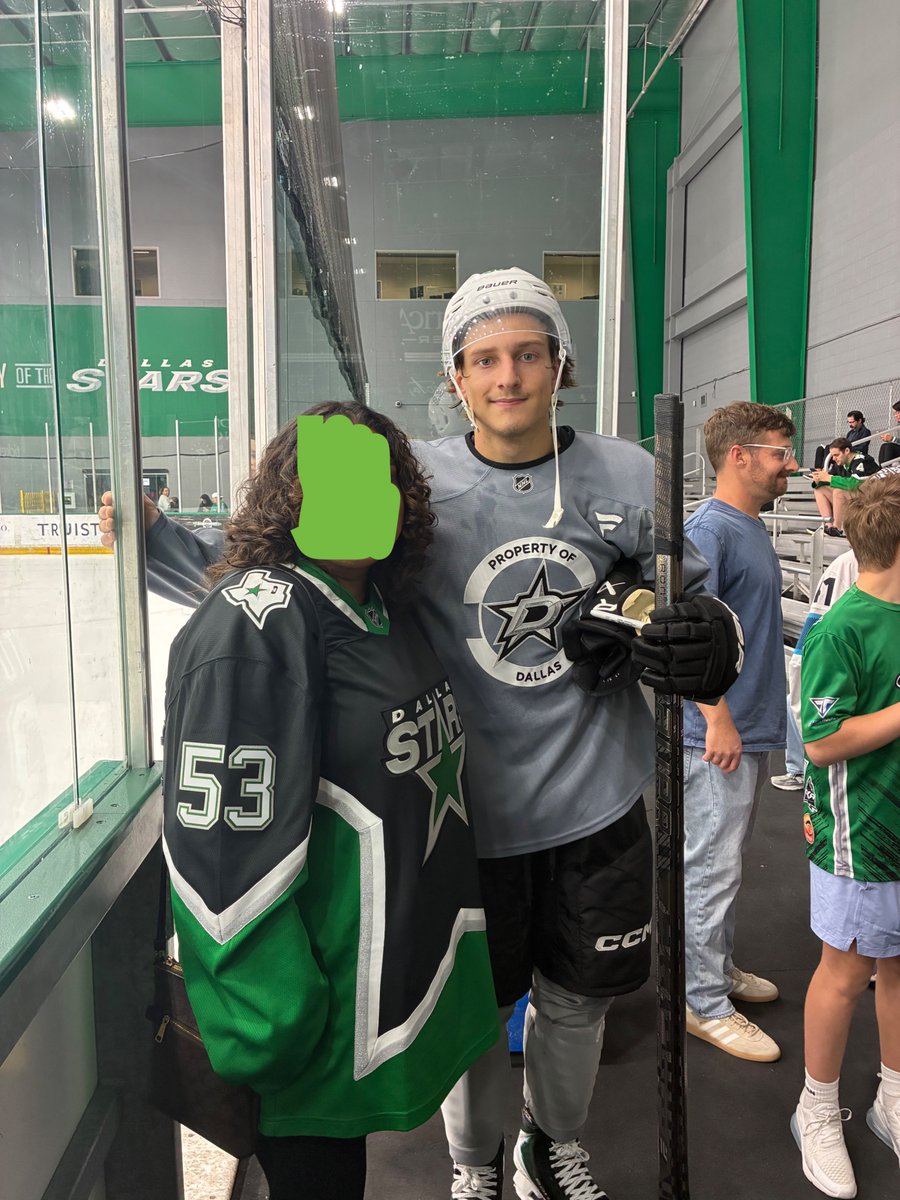 ashphoenix333's tweet photo. ryan brown met me... https://t.co/6k2mF36Xfv