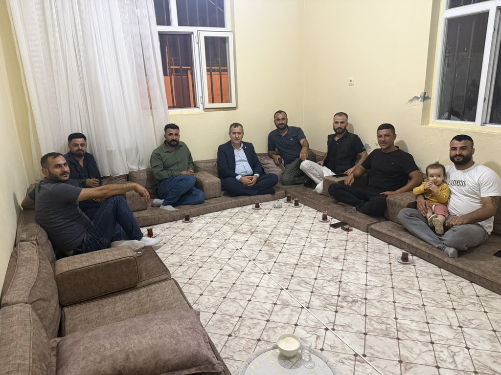 mehmetcelalavci's tweet photo. Yeni Mahalle’de Evren ailesini ziyaret ederek kıymetli aile fertleri ve gençlerimizle bir araya geldik.
Samimi sohbetleri ve güzel ev sahiplikleri için kendilerine teşekkür ediyorum. Birlikte, omuz omuza Hilvan’ımız için çalışmaya devam edeceğiz.
@yenipartiyiz @urfayeniparti https://t.co/bviphXdCDv