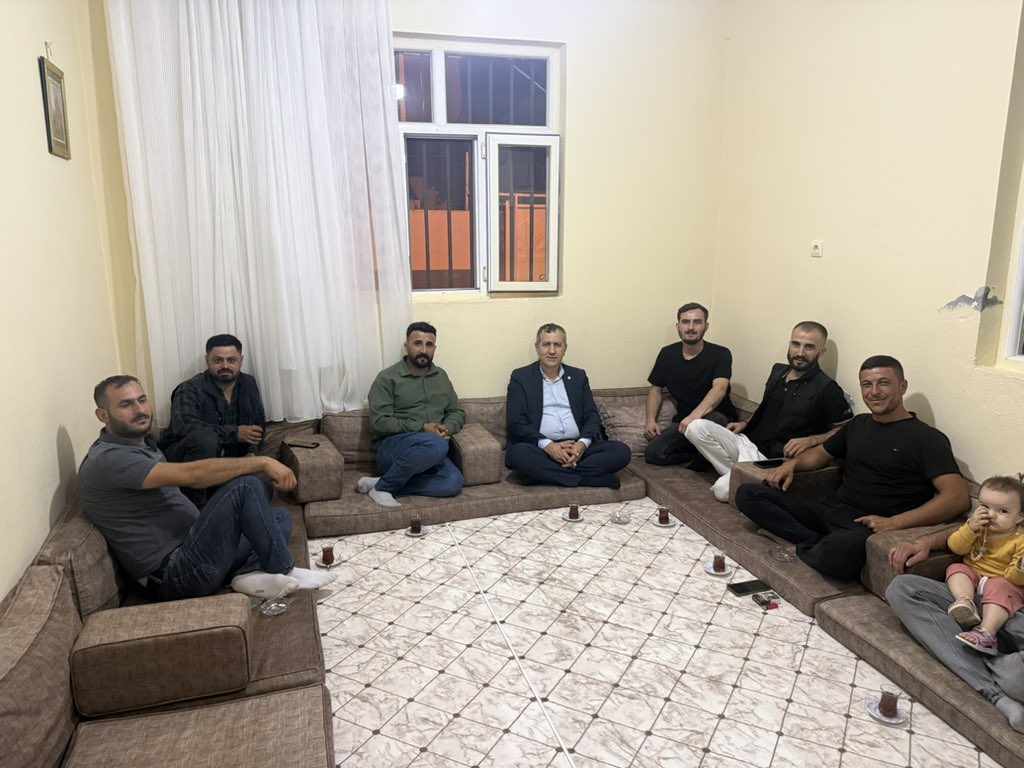 mehmetcelalavci's tweet photo. Yeni Mahalle’de Evren ailesini ziyaret ederek kıymetli aile fertleri ve gençlerimizle bir araya geldik.
Samimi sohbetleri ve güzel ev sahiplikleri için kendilerine teşekkür ediyorum. Birlikte, omuz omuza Hilvan’ımız için çalışmaya devam edeceğiz.
@yenipartiyiz @urfayeniparti https://t.co/bviphXdCDv