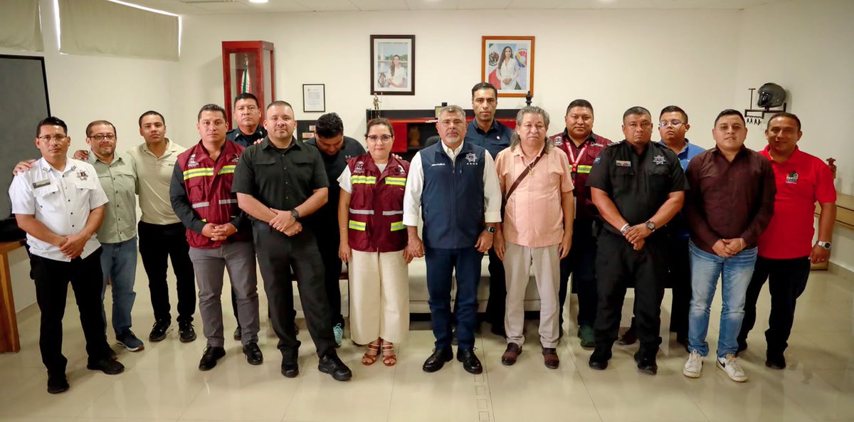 JaimePBarri's tweet photo. Con el propósito de seguir impulsando acciones coordinadas para fortalecer la seguridad y el orden, sostuve una reunión con representantes de diferentes sindicatos de mototaxistas y con la delegada del IMOVEQROO, Candelaria Hernández Peniche.
(1/2) https://t.co/BXi83Rrj2E