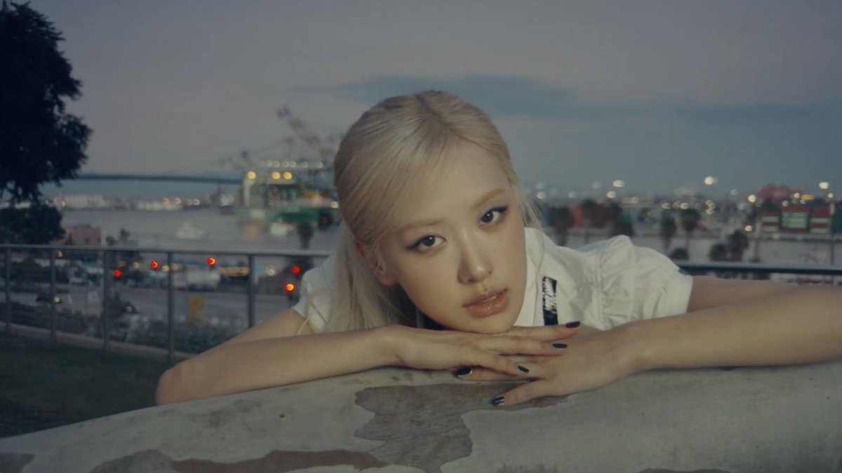 MTV's tweet photo. Whatever spell ROSÉ put in “new trick”… it’s working 🪄🙂‍↕️ https://t.co/Z16sbEWoOi