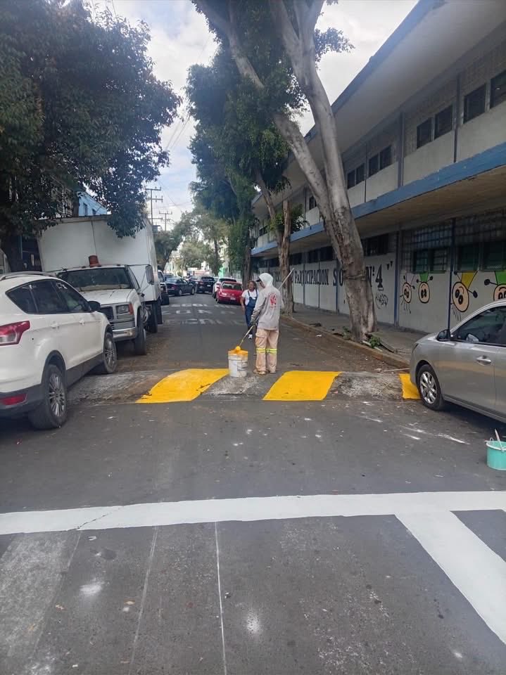 evelyn_parraA's tweet photo. ¡Espacios escolares más seguros y ordenados para nuestra comunidad!

En la escuela "Participación Social", de la colonia Valle Gómez, la Coordinación Territorial Morelos realizó trabajos de #balizamiento que contribuyen a mejorar el entorno de nuestra comunidad.

Estas acciones hacen la diferencia. ✨🏫🎒

#EvelynParra #VCarranza #EscuelaSegura #LaEnergíaQueTransforma