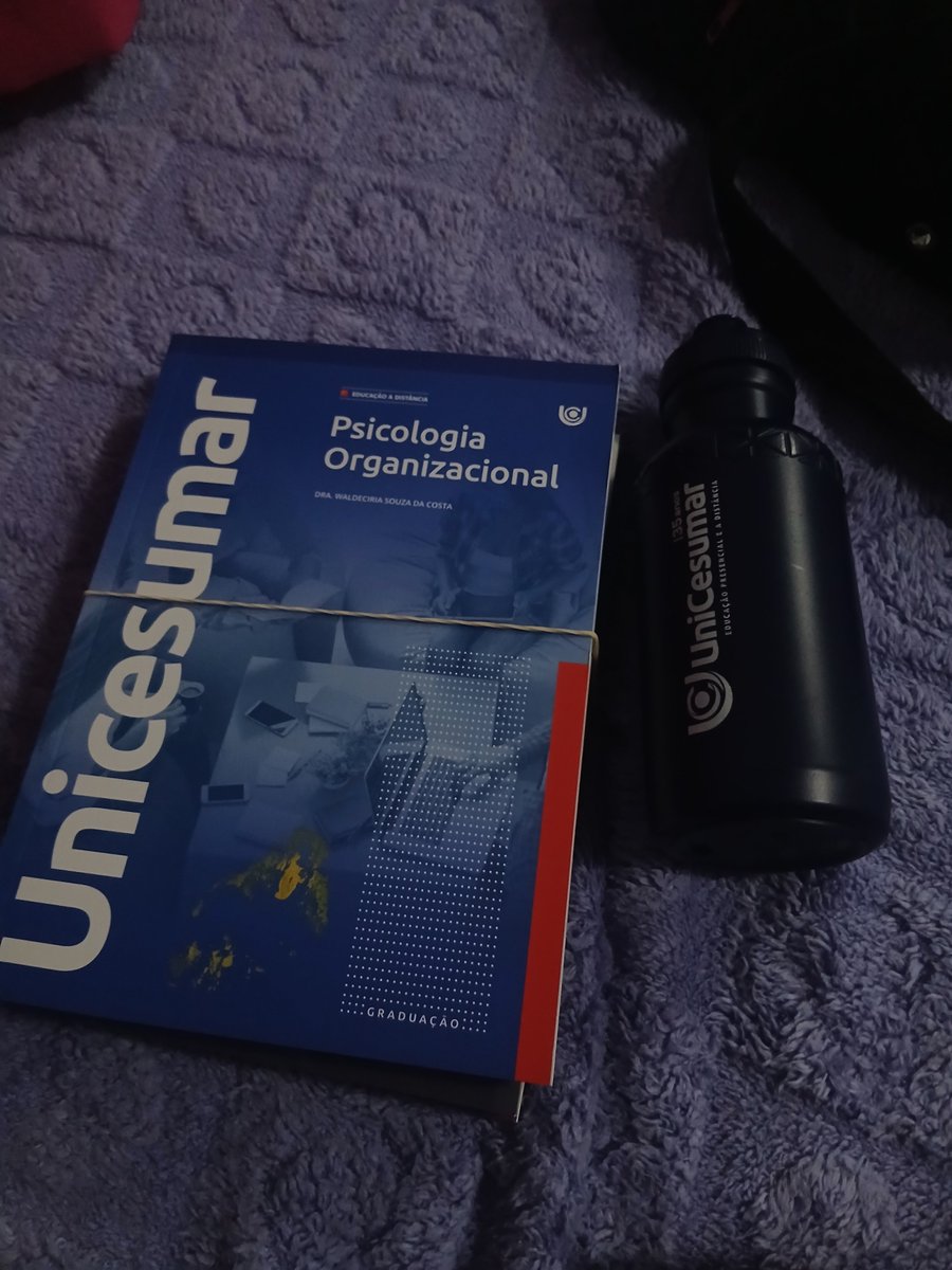 _crimtism's tweet photo. busquei meus livros e ganhei uma garrafinha da facul na dinâmica, foi legal https://t.co/hxR7VwlAaR