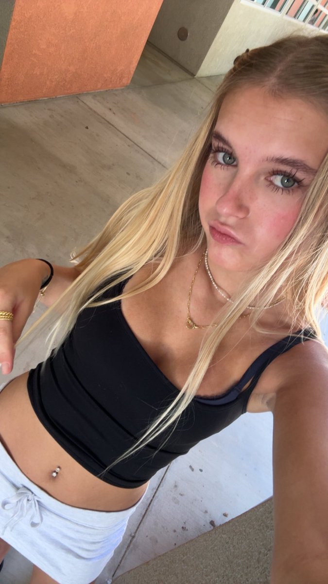 goddess_charz's tweet photo. hot school day, who’s gonna treat me to starbucks😇😇 https://t.co/20tLAIZAH9