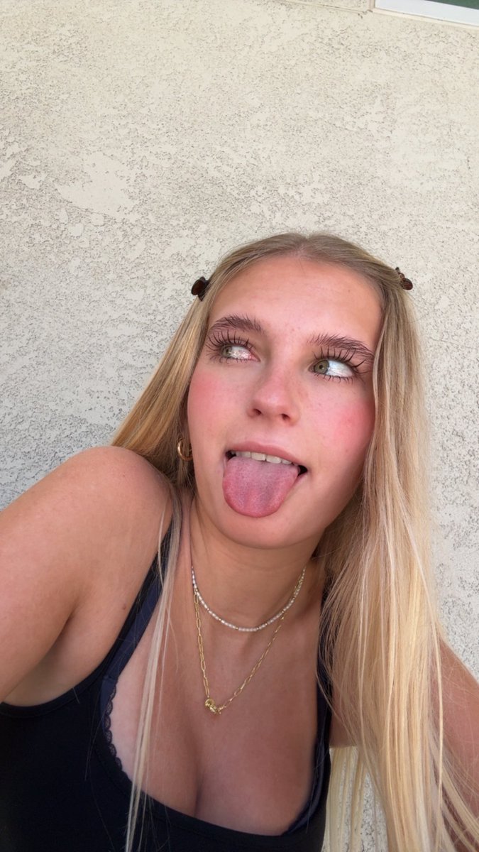 goddess_charz's tweet photo. hot school day, who’s gonna treat me to starbucks😇😇 https://t.co/20tLAIZAH9