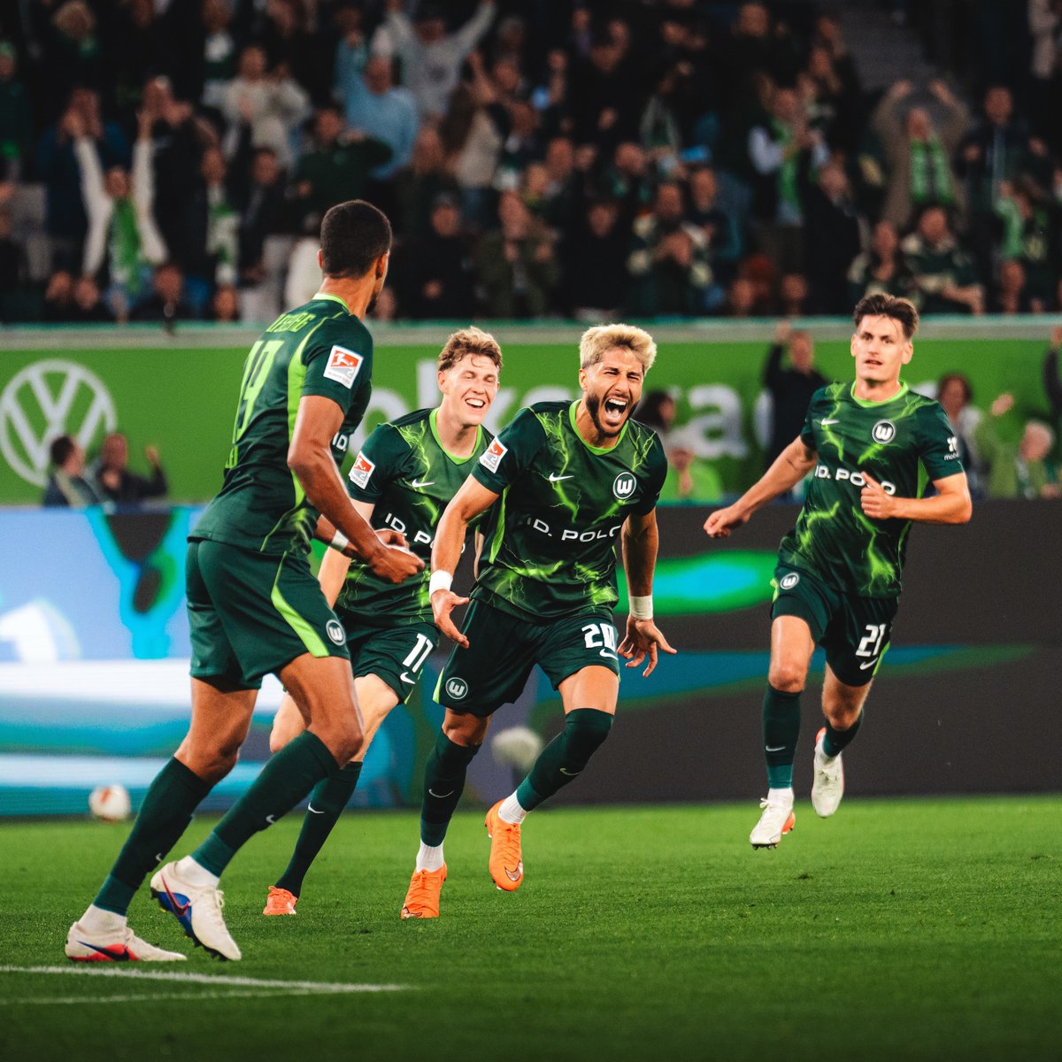 VfLWolfsburg_ES's tweet photo. Jornada 6, ¡goleada en el Volkswagen Arena!
🐺📸
#VfLWolfsburg #WOBSVD https://t.co/iRAyGqX0Rt