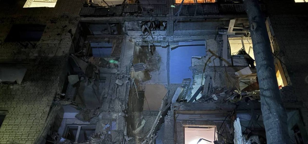 Nastushichek's tweet photo. A guided aerial bomb (KAB) struck a residential high-rise in Sumy. People are trapped under the rubble ๐ญ
#UkrainianRussianWar #RussianUkrainianWar #UkraineWar #Ukraine #War #SupportUkraine #SaveUkraine #StandWithUkraine
#StopWar #RussiaIsATerroristState #RussianSoldiersAreTerrorist #PutinIsaWaCriminal #WarCrime
#Warzone #StopPutin #PutinIsATerrorist #GiveWeaponToUkraine #GuidedAerialBomb #Sumy