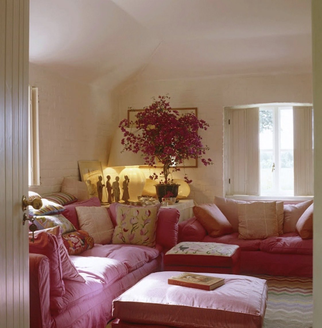 EvaLovesDesign's tweet photo. Did you ever hear of a snug? 

A snug is a small, deeply cozy room in a home designed as an intimate sanctuary away from the hustle of open-concept spaces. Characterized by its enclosed, compact footprint, this room typically embraces a warm and moody aesthetic with rich paint colors, plush seating, soft textiles, and layered, dim lighting. Unlike formal living rooms meant for entertaining, a snug functions as a private, distraction-free retreat dedicated to ultimate relaxation, reading, movie-watching, or quiet conversation.