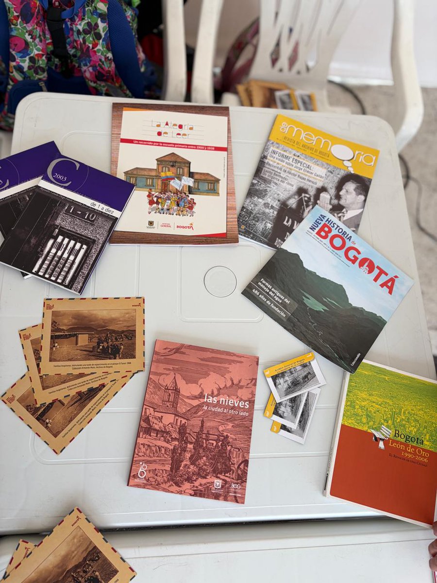 ArchivodeBogota's tweet photo. 🥁📍🎲Hoy en la feria #ATuServicio en el Parque Venecia - Tunjuelito compartimos con la ciudadanía un recorrido por los hitos históricos de la localidad a través de nuestro Concéntrese, actividad lúdica que invita a conocer, recordar y valorar la historia de este territorio. https://t.co/ibxCXsBEbS