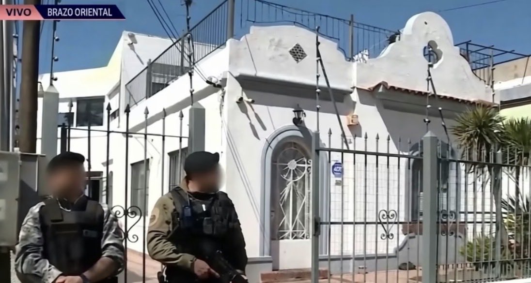 EPreve's tweet photo. 💣 URGENTE 

✔️ Uno de los detenidos con 300 kilos de droga en Brazo Oriental es asesor de un edil del Partido Nacional en Montevideo, según figura en la página de la Junta Departamental de Montevideo. https://t.co/cfghukkYgA