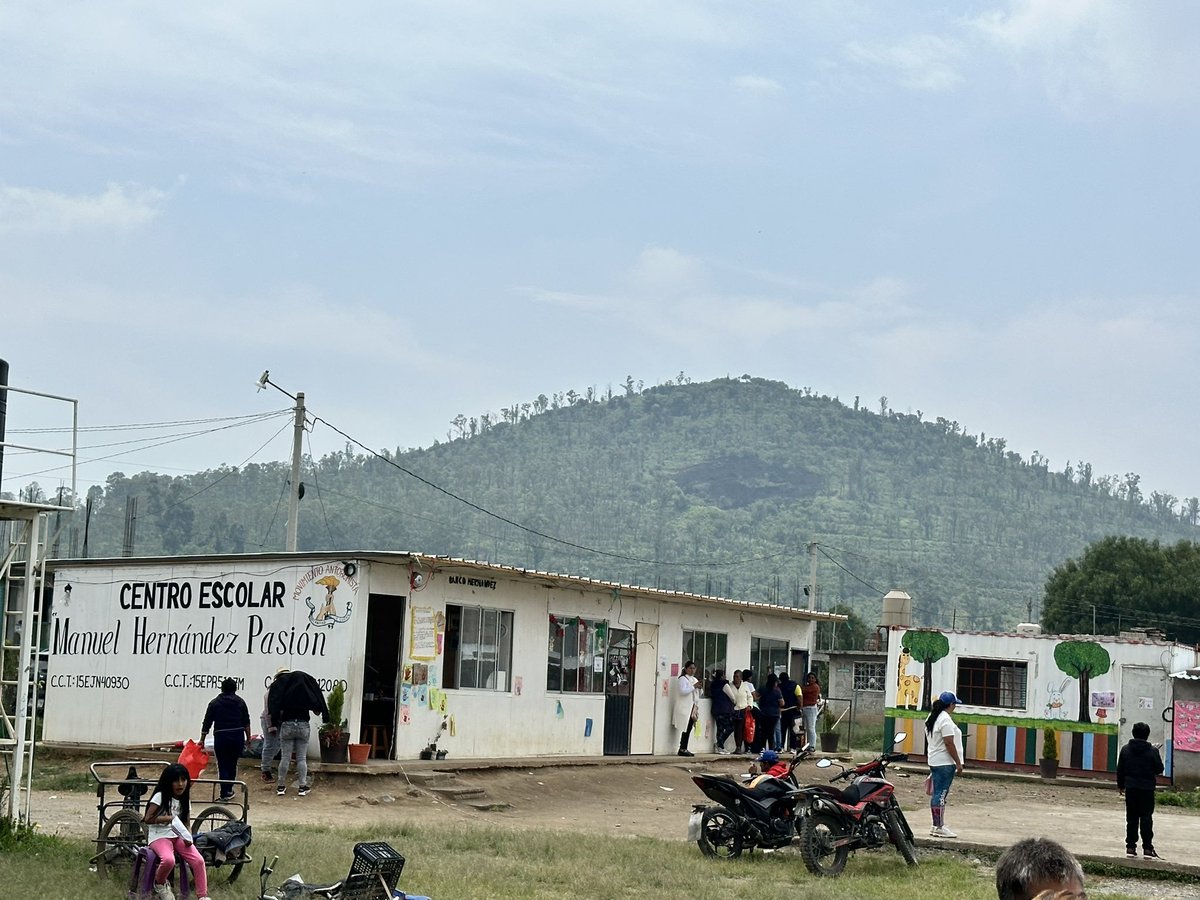 IvethCabrera7's tweet photo. Solicitar mejoras en las escuelas no es un lujo, es una necesidad, el gobierno del Estado de México se niega a resolver necesidades de estudiantes #EdomexSinResultados https://t.co/pMc0nAHchH