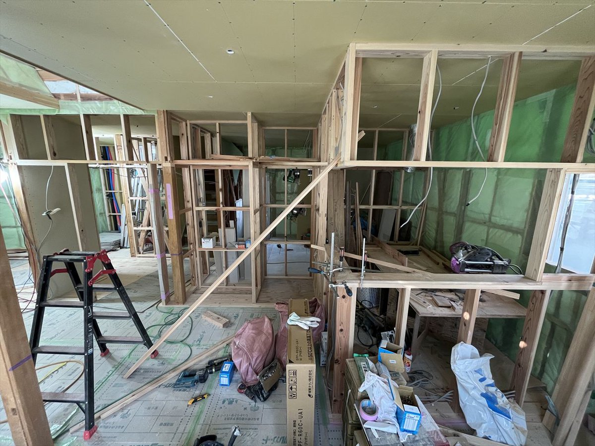 iwaizawa's tweet photo. 盛岡市内で戸建て住宅のフルリノベーション進行中。
設計は「NoMaDoS一級建築士事務所」様、施工は「岩井沢工務所」で進めている現場です。
築30年以上の建物を現代の生活スタイルに合うように改修していきます。 
建物の内部・外部で改修作業が進む現場の様子を紹介です。 
https://t.co/SI47S8wkRH https://t.co/Sy0AafImWk