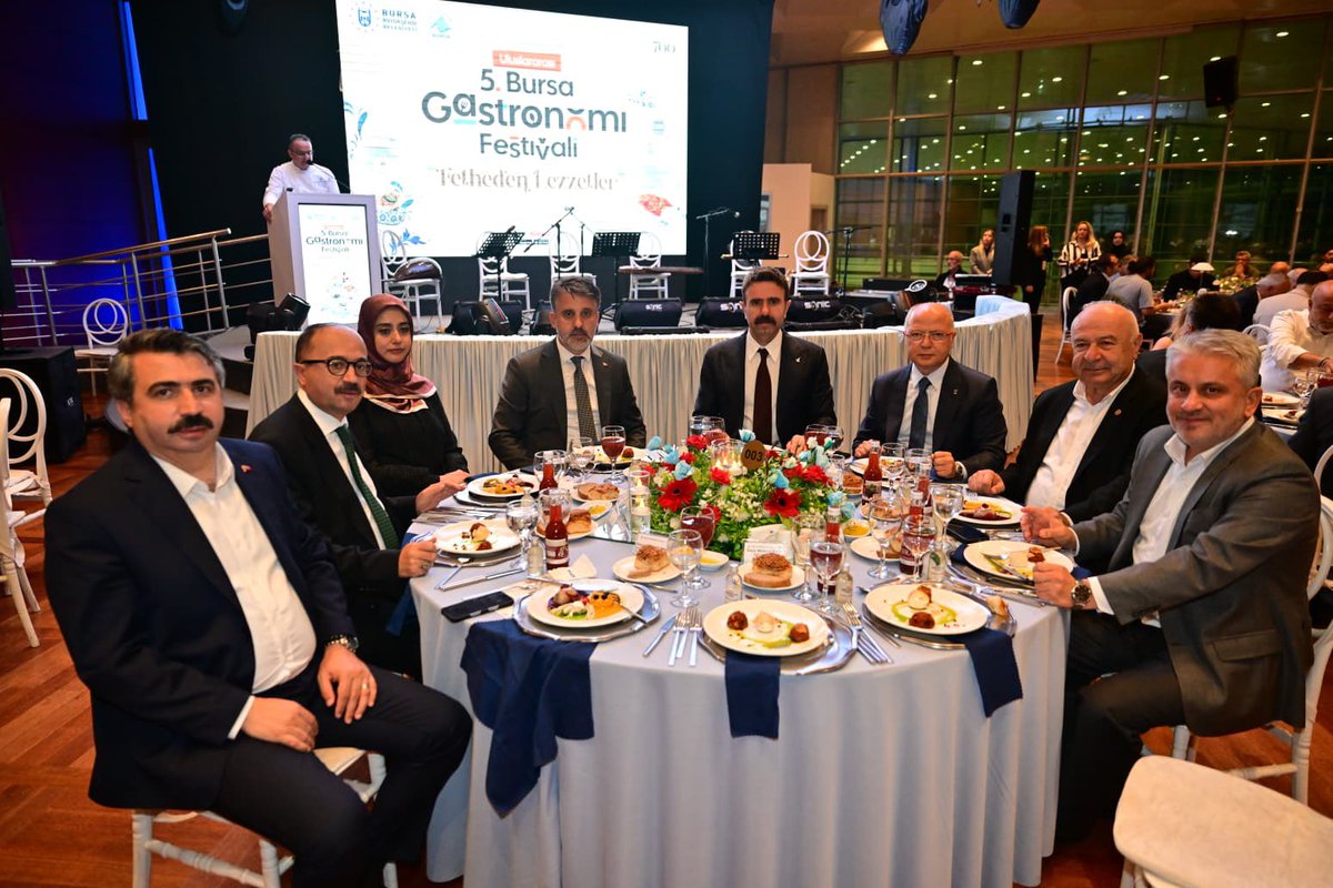 oktayyilmaz16's tweet photo. 5. Uluslararası Bursa Gastronomi Festivali’mizin gala yemeğinde, kadim şehrimizin tarihini, kültürünü, misafirperverliğini ve birbirinden eşsiz lezzetlerini aynı sofrada buluşturduk. 🍽️

Asırlardır bu topraklarda olduğu gibi nice bereketli sofralarda, nice güzel hikâyelerde buluşalım inşallah. ❤️

📍Merinos AKKM