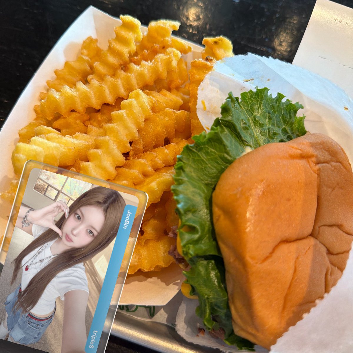daysofhyun's tweet photo. Happy national burger day #joobinburger https://t.co/rp1PUKjuBD