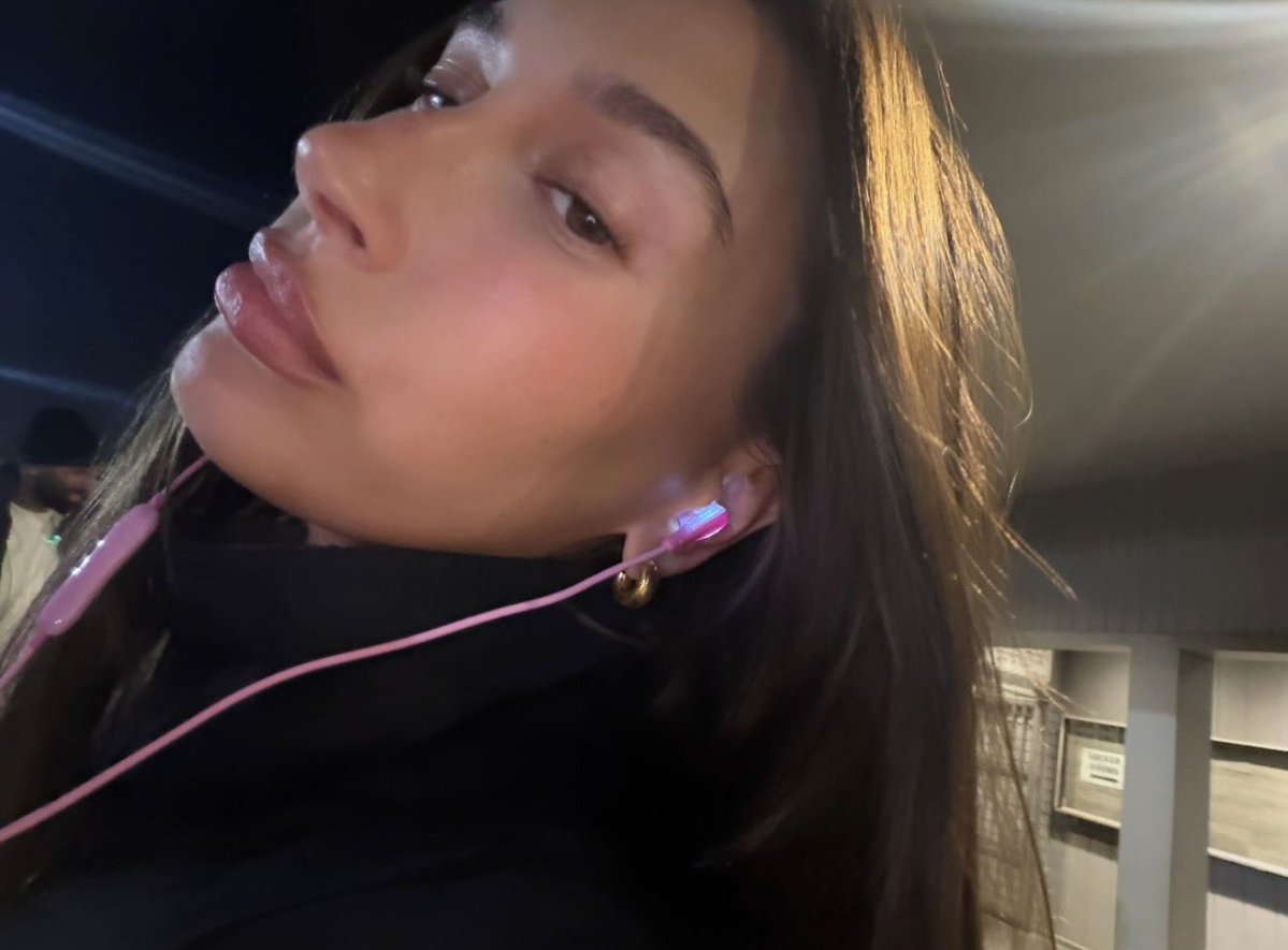 offmybieber's tweet photo. she LOVES those SKYLRK wired headphones https://t.co/QjMoHyFSWJ