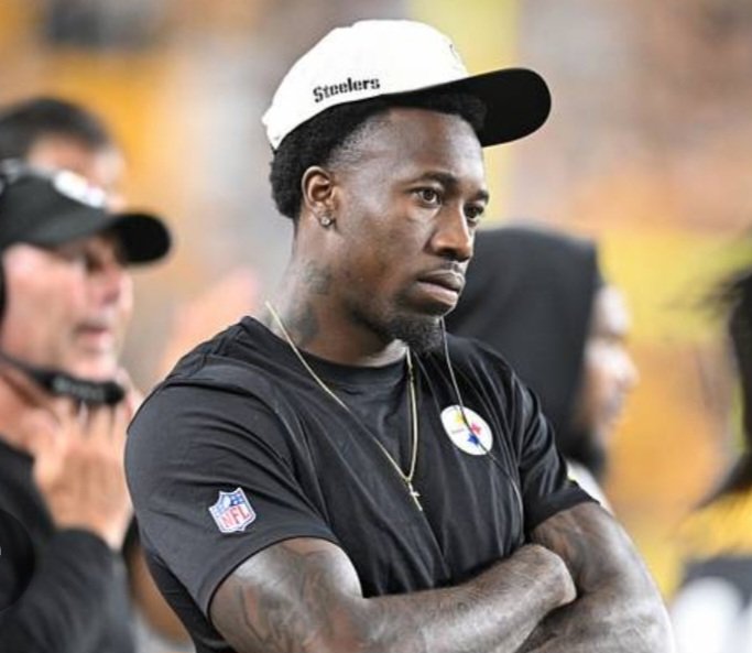 yinzer_g's tweet photo. Barry Foster had a contract dispute with the Steelers
 
Jerome Bettis had a contract dispute with the Steelers

Hines Ward had a contract dispute with the Steelers

Troy Polamalu had a contract dispute with the Steelers

Ike Taylor had a contract dispute with the Steelers

Minkah Fitzpatrick had a contract dispute with the Steelers

Dionte Johnson had a contract dispute with the Steelers

TJ Watt had a contract dispute with the Steelers

Cam Heyward had a contract dispute with the Steelers

None of them sat out games!