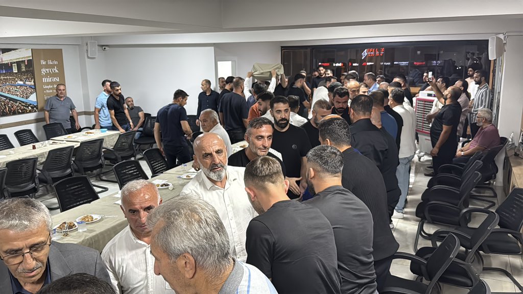 KokluDegisim09's tweet photo. Emlek ve Şimşek Aileleri Arasındaki Husumet Barışla Son Buldu

Emlek ve Şimşek aileleri arasında bir süredir devam eden husumet, Köklü Değişim Aydın Temsilciliği’nde gerçekleştirilen barış görüşmesiyle sona erdi.

#KöklüDeğişimAydınTemsilciliği
#Barış #Kardeşlik #Sulh https://t.co/RfZbQotd6b