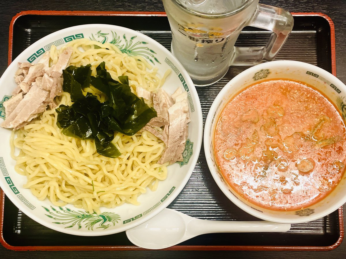 oishiidesyo's tweet photo. 日高屋 中村橋店
ピリ辛とんこつつけ麺
麺大盛
ウォッカソーダ割り

卓上のブラックペッパーでパンチを増幅させた熱いスープに、冷えた麺をサッとくぐらせ、勢いよく啜る。ほどよい辛さと美味しさを噛み締めながら、ソーダ割りを流し込む。炭酸の刺激が心地良い。
呑みの〆に相応しい爽快感。 https://t.co/PjWb5sg8JJ