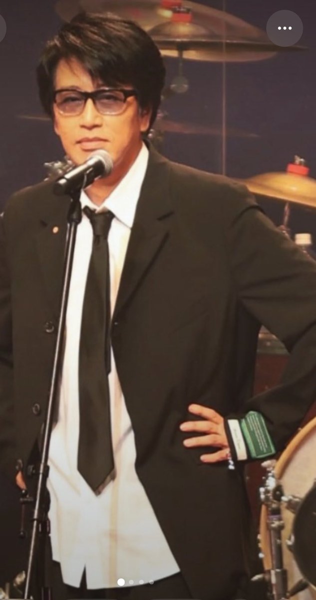 Emmlia_Nicola's tweet photo. #岡村靖幸
#週刊文春WOMAN
#BEDJ.W.FORD
ラジオの収録とBase Ball Bearのイベントと今回の雑誌の対談と少なくとも3回はこの私服のスーツを着て居ると言う事はお気に入りのはず🤔
週刊文春WOMANでは袖の緑のタグ🏷️に付いて居た鈴が消えた🛎️
うるさくて取っちゃったのかなあ、緑のタグもついでに取ったの?
3つボタンの下に丸いメタルがポイントだったのに両袖共ボタンが4つに増えている😳
スタイリングに4つボタンもあるけど🔘
こんなにリメイクするのは流石にデザイナーの山岸さんにオーダーしたのよねー
ここがユニークだったけど、余計なお世話かwww