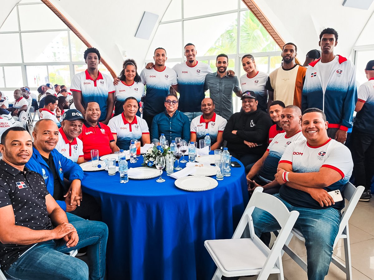 FedombalRD's tweet photo. #FEDOMBAL estuvo presente en el almuerzo y acto de premiación ofrecido por @COLIMDO  a las delegaciones participantes en @SDQ2026 
Un encuentro de reconocimiento y confraternidad entre atletas y representantes del deporte dominicano. 🏀🇩🇴 https://t.co/M5lP7cedZ3